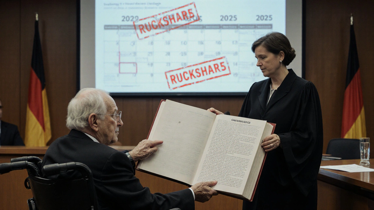 Ein Richter prüft ein Grundbuch im Gerichtssaal, während ein Pflegebedürftiger und ein Sozialarbeiter zusehen.